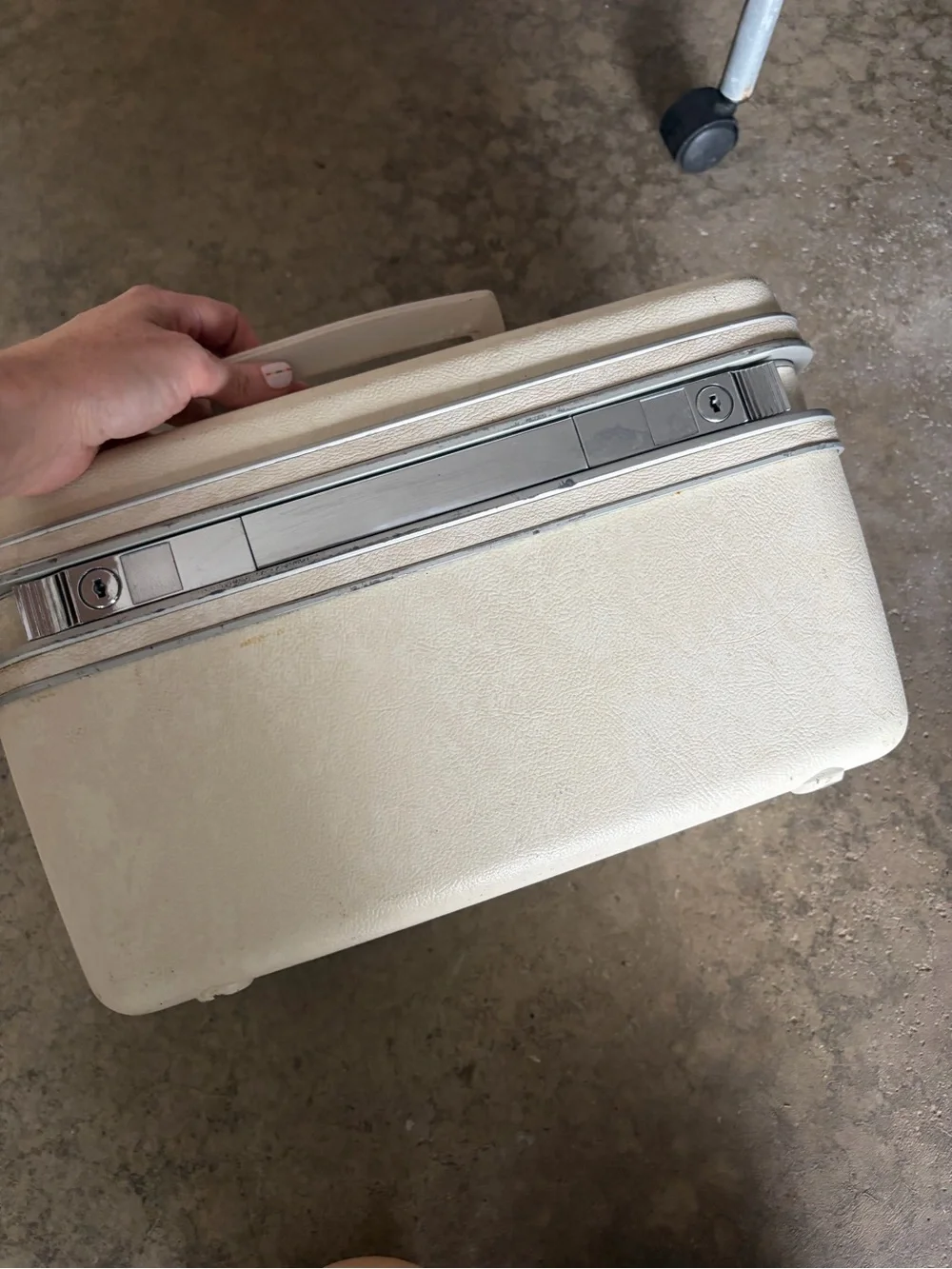 Vintage Samsonite White and Silver Vintage Makeup Train Case in great condition